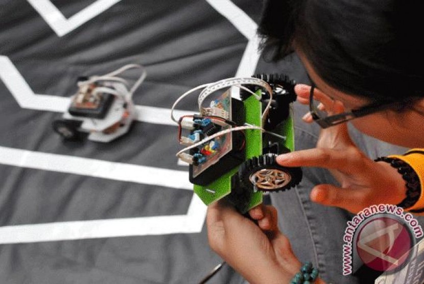 Tim Robot SD Muhammadiyah Sukonandi Yogyakarta mempersiapkan 10 robot untuk mengikuti kontes robot 