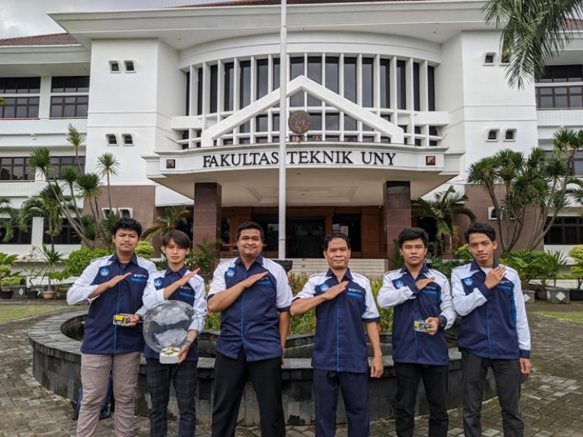 Tim robot terbang UNY juara dua kategori Instrumentation & Control Contest II Widyatama Widyatama International Innovation & Academic Competition.