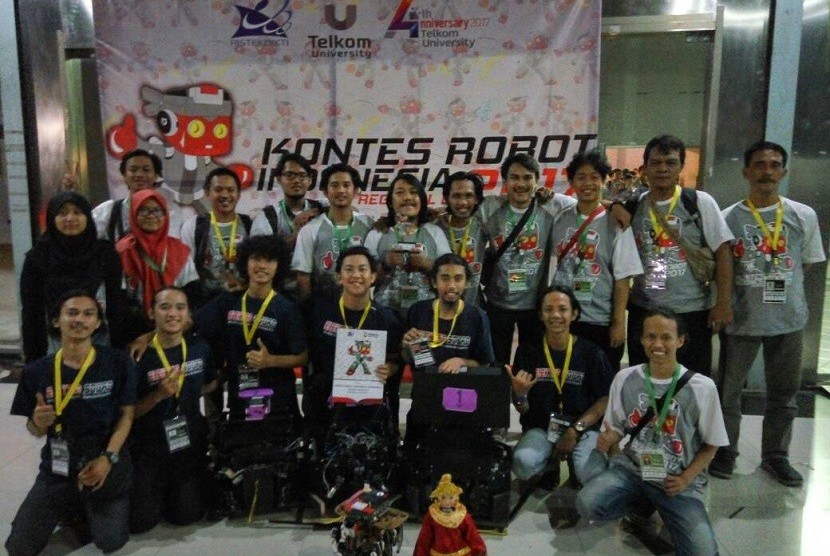 Tim robot Universitas Budi Luhur di ajang Kontes Robot Indonesia