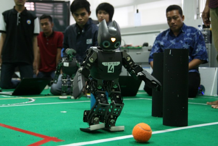 Tim robotik Ichiro dari Institut Teknologi Sepuluh Nopember (ITS) menunjukkan robot soccer (penendang bola) di Surabaya, Jawa Timur, Senin (21/11).