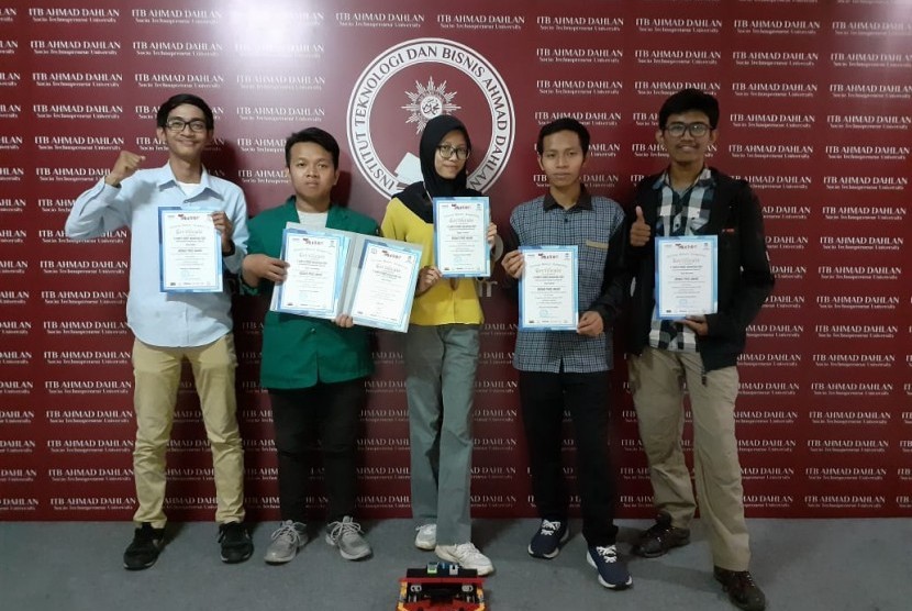 Tim Robotik Institut Teknologi dan Bisnis Ahmad Dahlan (ITB-AD) mendapatkan prestasi dengan meraih juara ketiga pada kategori Creative Open Robot di Kontes Robot Nusantara (KRON) 2019 yang diumumkan pada Selasa, (22/10) lalu. 