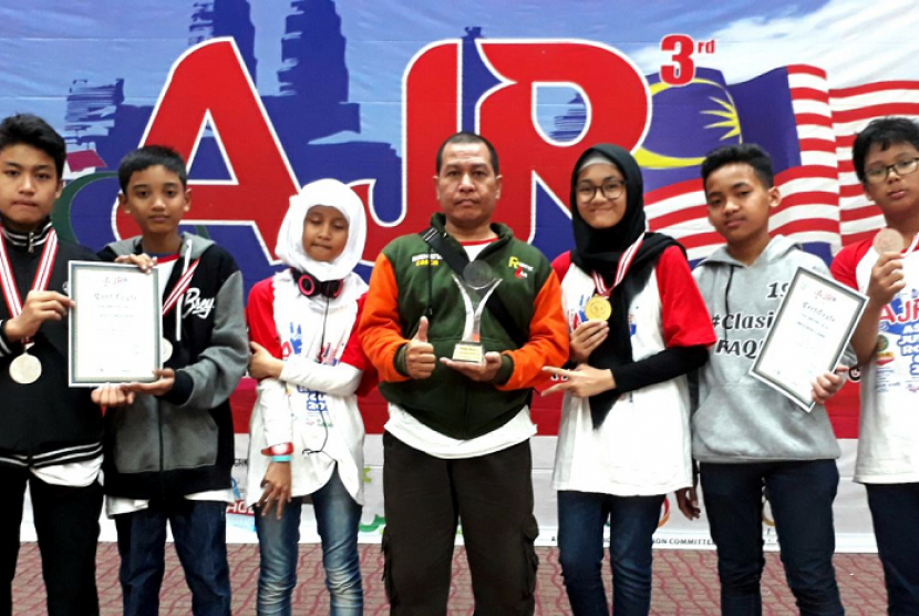 Tim Robotik SMP Muhammadiyah 22 Pamulang memboyong piala emas dan perak dari kompetisi robotik Asian Junior Robocup 2018.