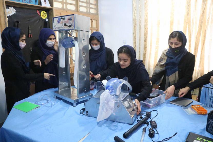 Tim robotika perempuan Afghanistan buat ventilator dari suku cadang mobil.