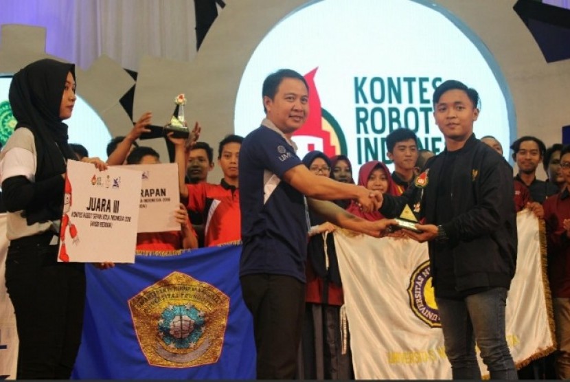 Tim Robotika Universitas Negeri Yogyakarta (UNY) menjuarai Kontes Robot Sepak Bola Indonesia Beroda (KRSBI Beroda).