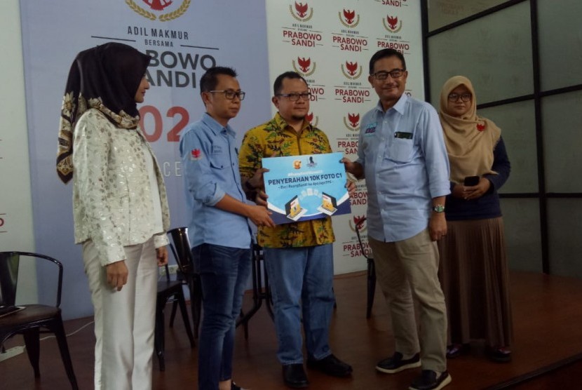 Tim Ruang Sandi menyerahkan 10 ribu foto C1 kepada direktur relawan Badan Pemenangan Nasional (BPN) Prabowo-Sandiaga, Ferry Mursyidan Baldan di Media Center Prabowo-Sandiaga, Jalan Sriwijaya, Jakarta Selatan, Selasa (23/4). 