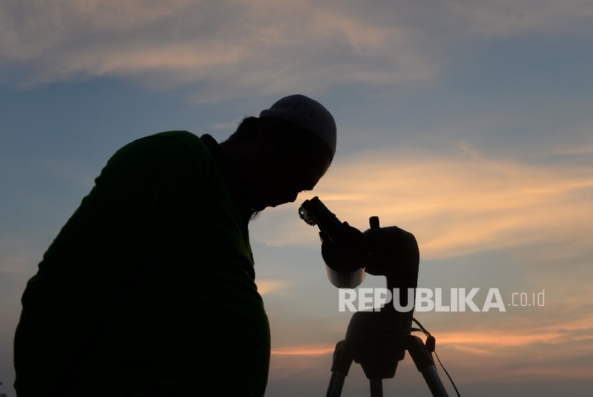  Tim rukyatul hilal Jakarta Islamic Center mengamati terbenamnya matahari di Pulau Karya, Kepulauan Seribu, Jakarta, Jumat (26/5).