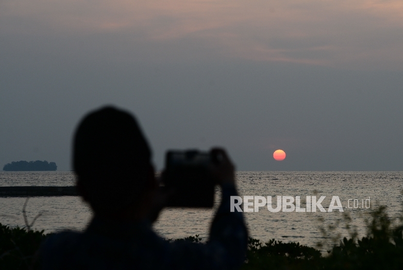  Tim rukyatul hilal Jakarta Islamic Center mengamati terbenamnya matahari di Pulau Karya, Kepulauan Seribu, Jakarta, Jumat (26/5). 