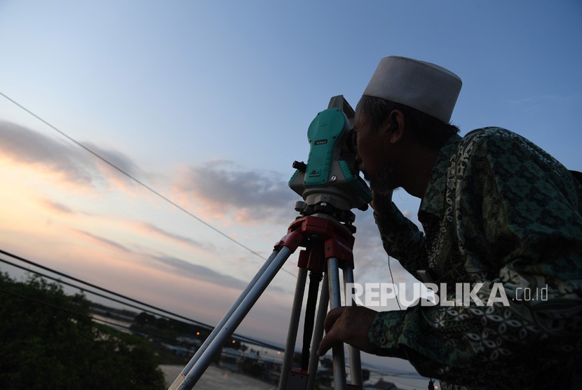 PBNU masih belum menentukan awal Ramadhan. rTim rukyatul hilal melakukan pemantauan posisi hilal di Surabaya, Jawa Timur, Ahad (5/5/2019). (Antara/Zabur Karuru)