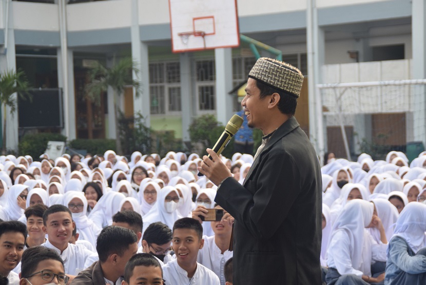 Tim Rumah Wakaf, lewat program  Rumah Wakaf Goes to School, mengunjungi SMAN 21 Bandung, pada Jumat (17/2/2023). Pada kesempatan itu, sebanyak 1.000 siswa berkumpul di lapangan dan menyimak gelaran acara terkait Literasi Wakaf. Kegiatan dimulai dengan pemaparan tentang Wakaf yang disampaikan oleh CEO Rumah Wakaf, Soleh Hidayat.
