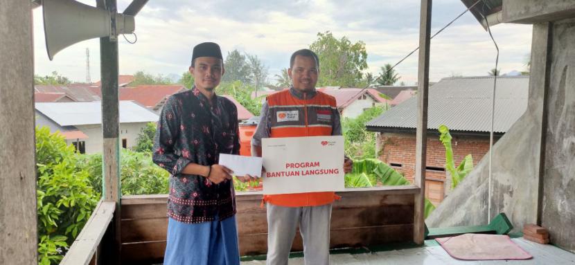 Tim Rumah Zakat Aceh mendatangi Pondok Pesantren TPQ Baitul Quran yang berada di Gampong Aleu Deah Teungoh, Kecamatan Meuraxa, kota Banda Aceh untuk menyalurkan bantuan langsung. 