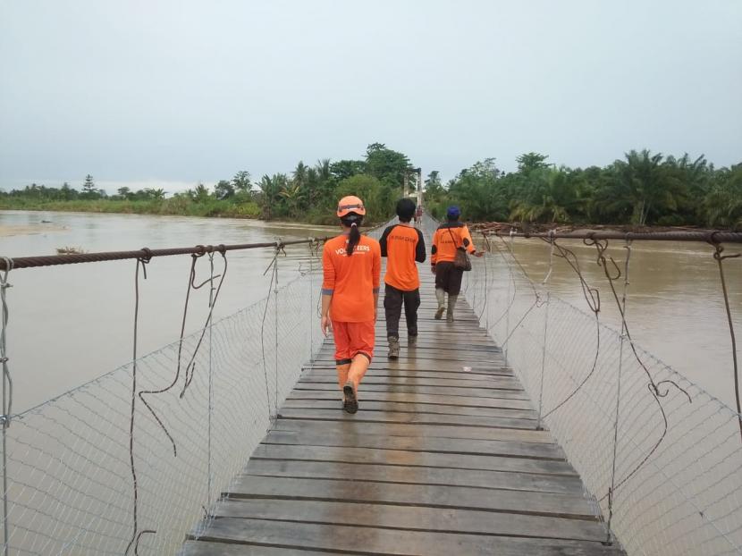 Tim Rumah Zakat Action bantu korban banjir di Masamba. Luwu Utara.