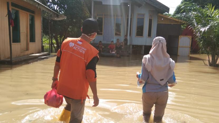 Tim Rumah Zakat Action bantu korban banjir di Kalimantan.