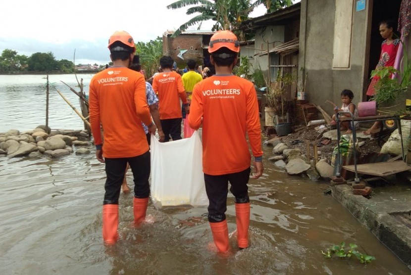 Tim Rumah Zakat Action menyalurkan bantuan untuk para korban banjir di Gowa, Sulawesi Selatan.