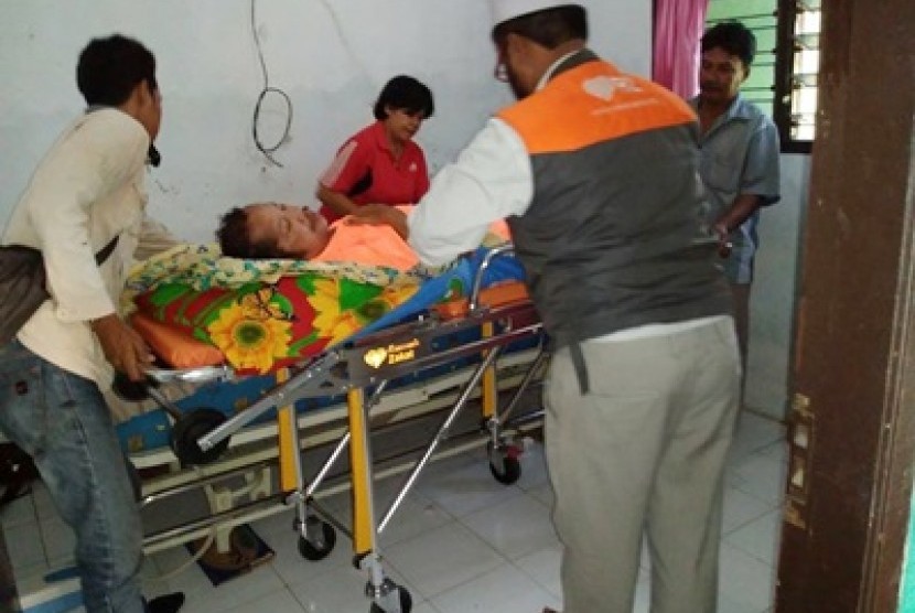 Tim Rumah Zakat membantu mengantarkan Arwadi berobat ke Rumah Sakit Sari Asih, Tangerang.