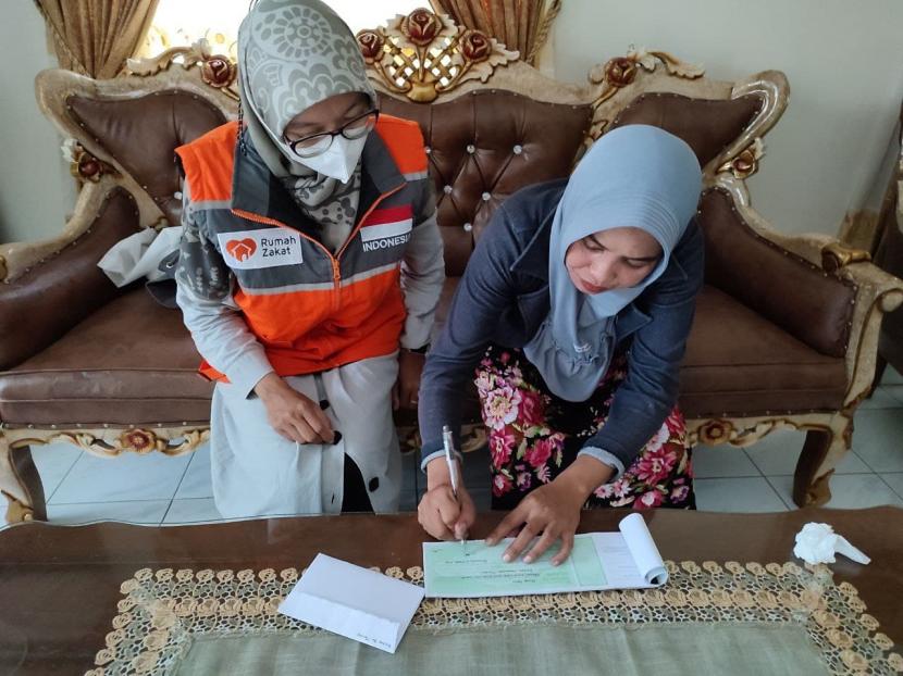  tim Rumah Zakat memberikan bantuan kesehatan untuk Mariani (48 tahun) dan Firda Mayasari (29 tahun).
