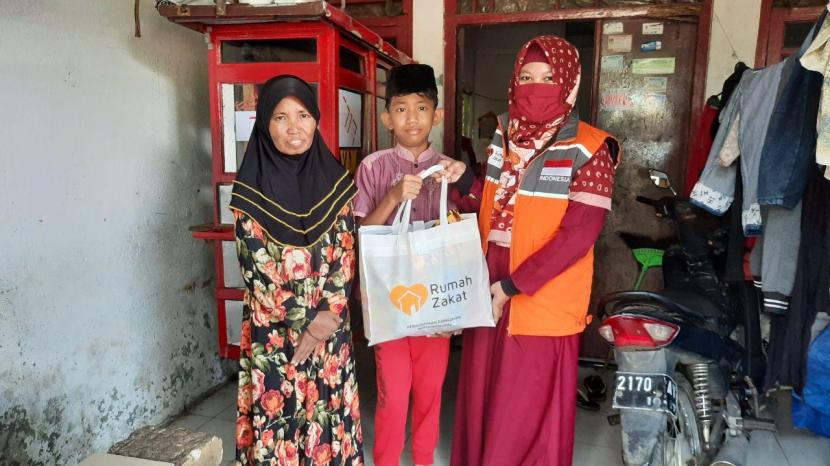 Tim Rumah Zakat terus menyalurkan berbagai macam bantuan sebagai realisasi dari program Ramadhan tahun ini, salah satunya melalui program Kado Lebaran Yatim (KLY). 