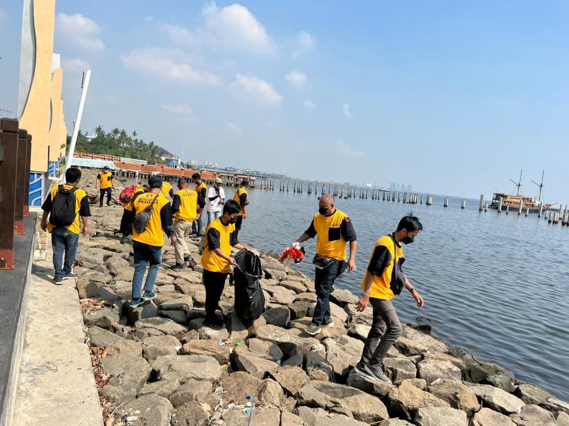 Tim Saber memunguti sampah-sampah yang berserakan di bibir pantai lokasi ajang balap mobil listrik Formula E (FE), E-Prix Circuit (JIEC), Ancol, Jakarta Utara, Sabtu (4/6/2022).  