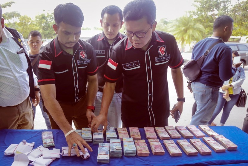 Tim Saber Pungli Polresta Barelang menyusun barang bukti berupa uang hasil operasi tangkap tangan (OTT) pungli penerimaan peserta didik baru (PPDB). (Ilustrasi)