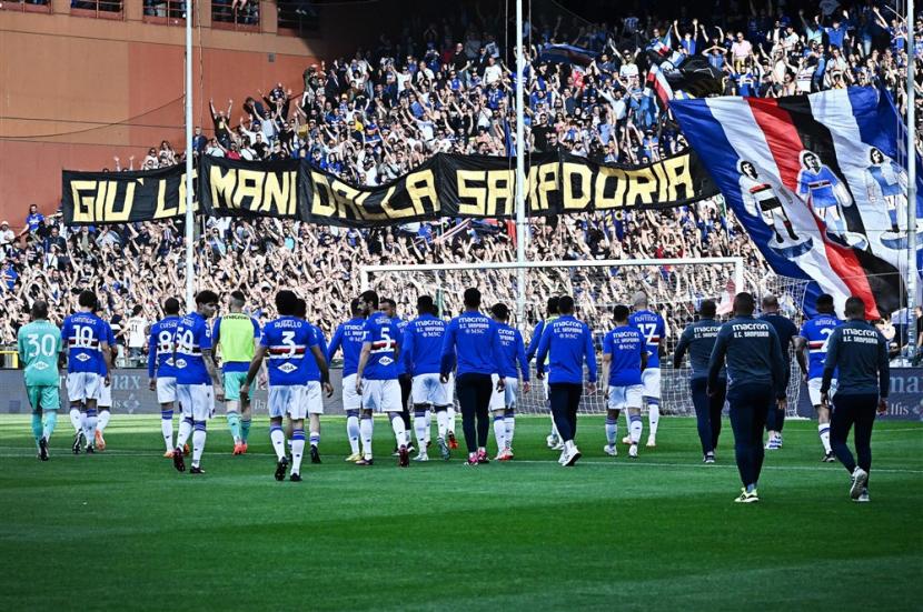 Tim Sampdoria menyapa pendukungnya. Sampdoria dipastikan terdegradasi ke Serie B Liga Italia untuk musim depan.