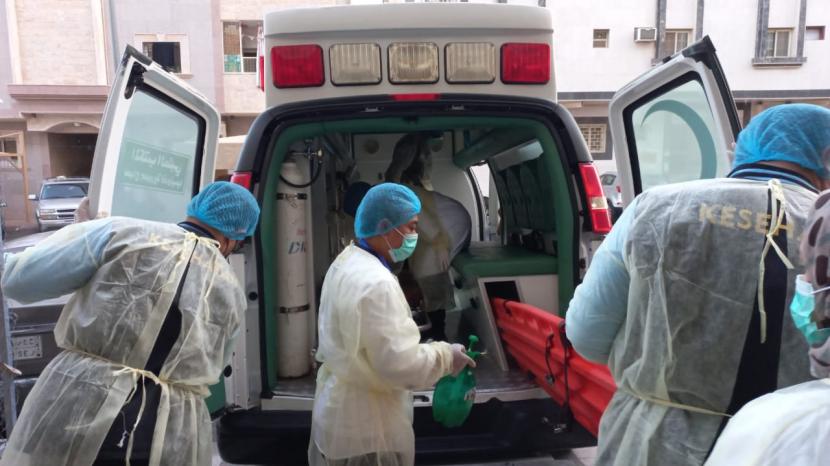 Tim Sanitasi and Food Security KKHI Madinah PPIH Arab Saudi bidang kesehatan, melakukan disinfektan terhadap semua kendaraan darutat (ambulan), Senin (20/6) 