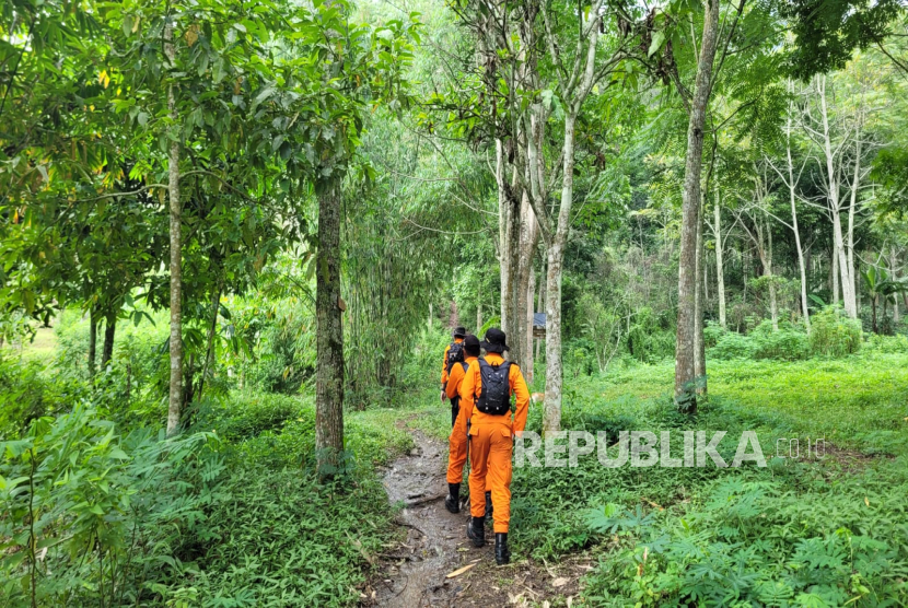 Tim SAR Bandung melakukan pencarian di Gunung Manglayang