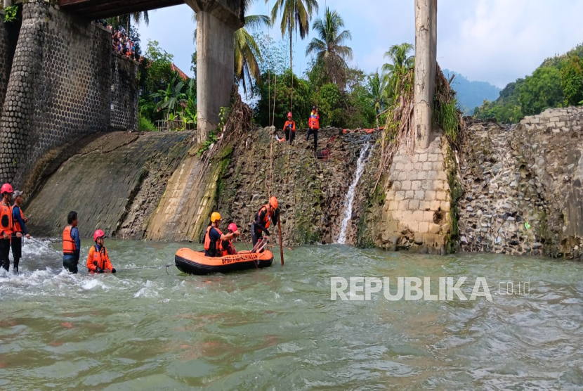 Tim SAR berhasil menemukan bocah yang tenggelam di sungai Citaal Desa/Kecamatan Ciwaru, Kabupaten Kuningan, Senin (17/3/2025) sekitar pukul 09.45 WIB. 