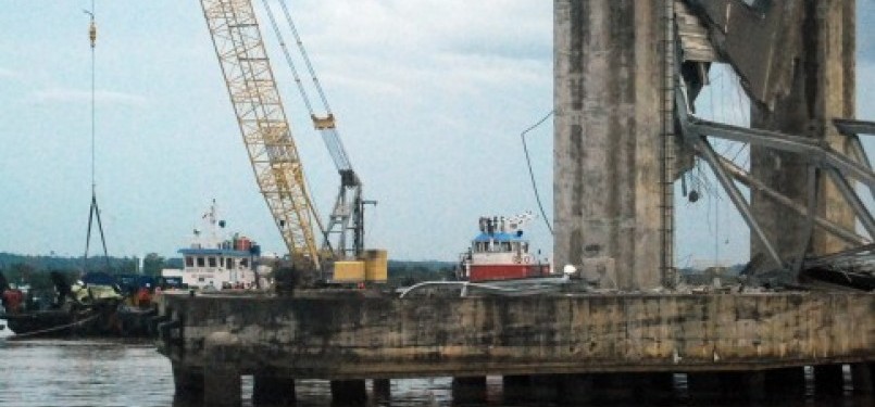 Tim SAR berhasil mengangkat sebuah bangkai mobil Daihatsu Xenia dari dasar Sungai Mahakam Tengarong, Kabupaten Kutai Kartanegara, Kalimantan Timur, Ahad (4/12). 