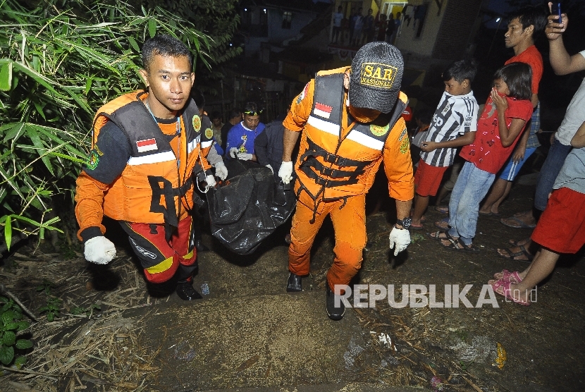 Tim SAR bersama BPBD membawa jenazah kedalam ambulan usai dievakuasi di jembatan Sungai Cikapundung, Kampung Cijagra, Kecamatan Bojong Soang, Kabupaten Bandung, Ahad (30/10).