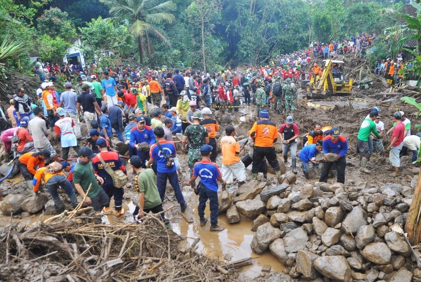 Tim SAR bersama TNI-Polri dan relawan bergotong royong mencari korban terseret banjir bandang di Sambungrejo, Grabag, Magelang, Jateng, Minggu (30/4). 