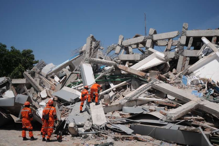 Tim SAR berusaha mengevakuasi korban yang masih tertimbun reruntuhan di Hotel Roaroa, Palu, Sulawesi Tengah, Senin (1/10).
