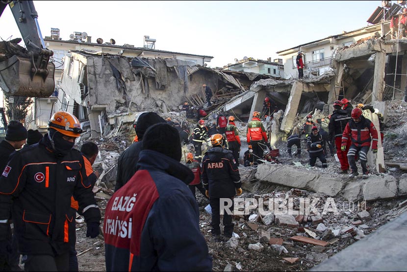 Tim SAR berusaha menyelamatkan korban yang terjebak di reruntuhan gedung yang hancur akibat gempa di Elazig, Turki bagian timur, Ahad (26/1). Korban  jiwa gempa bumi yang melanda Provinsi Elazig, Turki bertambah menjadi 38 orang.