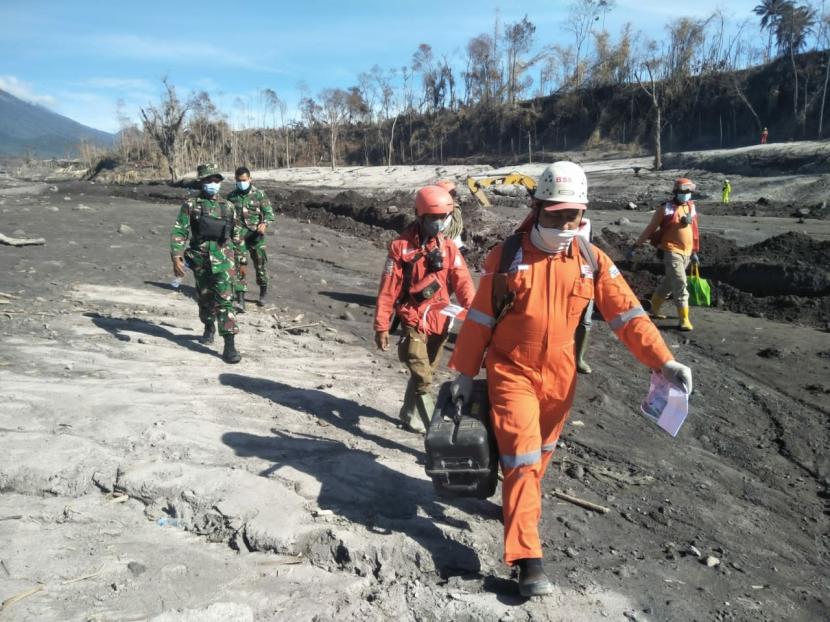 Tim SAR BSMI bersama Basarnas dan dukungan alat radar dari TNI AD Yon Zipur 10 Pasuruan melakukan pencarian diduga ada korban erupsi Semeru dengan metode marking detection.
