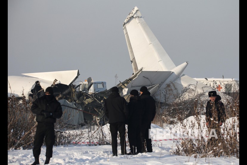 Tim SAR dan petugas keamanan di lokasi jatuhnya pesawat di Almaty, Kazakhstan, Jumat (27/12). Presiden Kazakhstan Qastmym-Jomart Toqayev berbela sungkawa atas jatuhnya Bek Air.