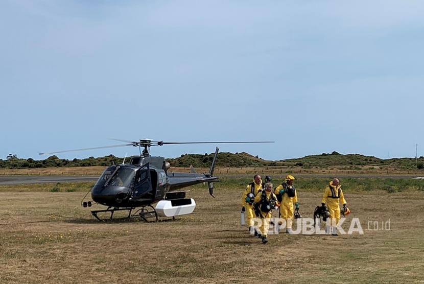 Tim SAR dan TIm Disaster Victim Identification (DVI)  Kepolisian Selandia Baru mendarat di  Whakatane Airport usai memerisa lokasi letusan gunung di kawah pulau vulkanik White Island, Selandia Baru, Jumat  (13/12). 