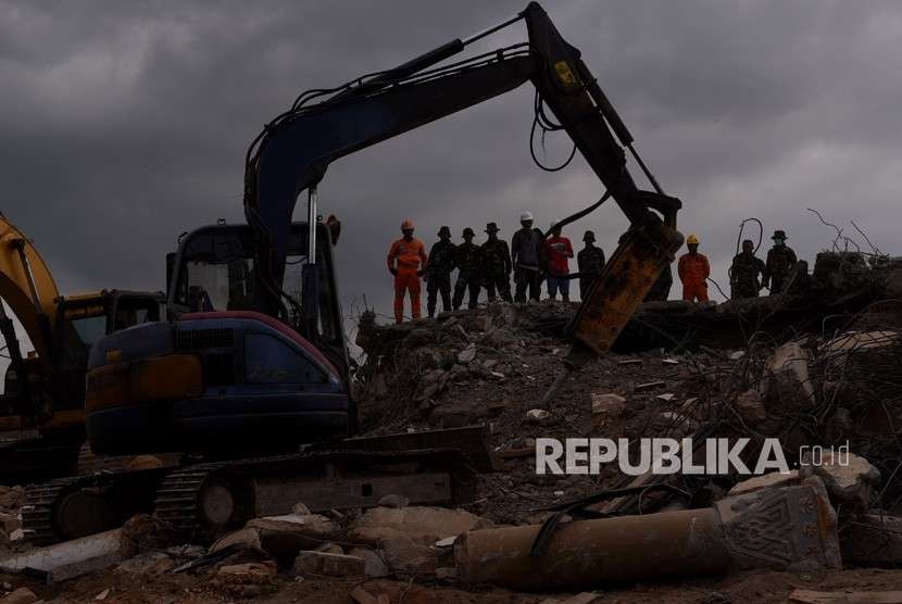 Tim SAR dengan alat berat melakukan evakuasi reruntuhan Masjid Jamiul Jamaah yang rusak akibat gempa bumi di Bangsal, Lombok Utara, NTB, Rabu (8/8).