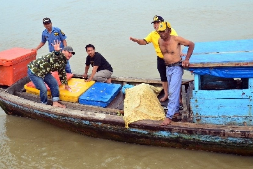 Tim SAR dibantu warga, mengevakuasi jenazah korban kapal tenggelam di perairan Sei Kubung, Kecamatan Panai Hilir, Kabupaten Labuhan Batu, Sumut, Jumat (1/8). 