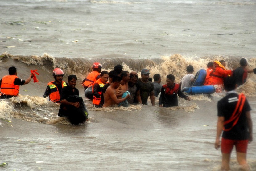 Tim SAR mengevakuasi warga yang kapalnya tenggelam. (Ilustrasi)
