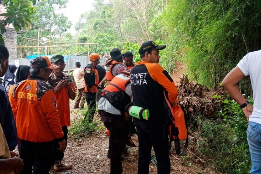 Tim SAR Disaster Management Center (DMC) Dompet Dhuafa ikut membantu mencari korban hanyut di Kali Angke, Ciputat, Tangerang Selatan pada Sabtu (7/12).
