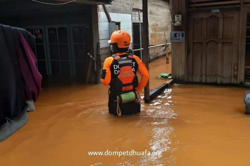 Tim SAR DMC DD masih terus mensisir korban banjir di beberapa titik di wilayah Kalimantan Selatan.