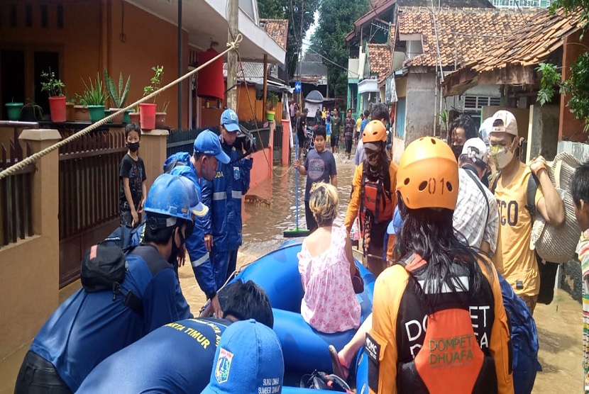 Tim SAR DMC DD terus melakukan penyisiran ke sejumlah rumah-rumah warga yang mengalami banjir, untuk membantu evakuasi para penyintas ke lokasi yang lebih aman maupun pos pengungsian yang telah disediakan.