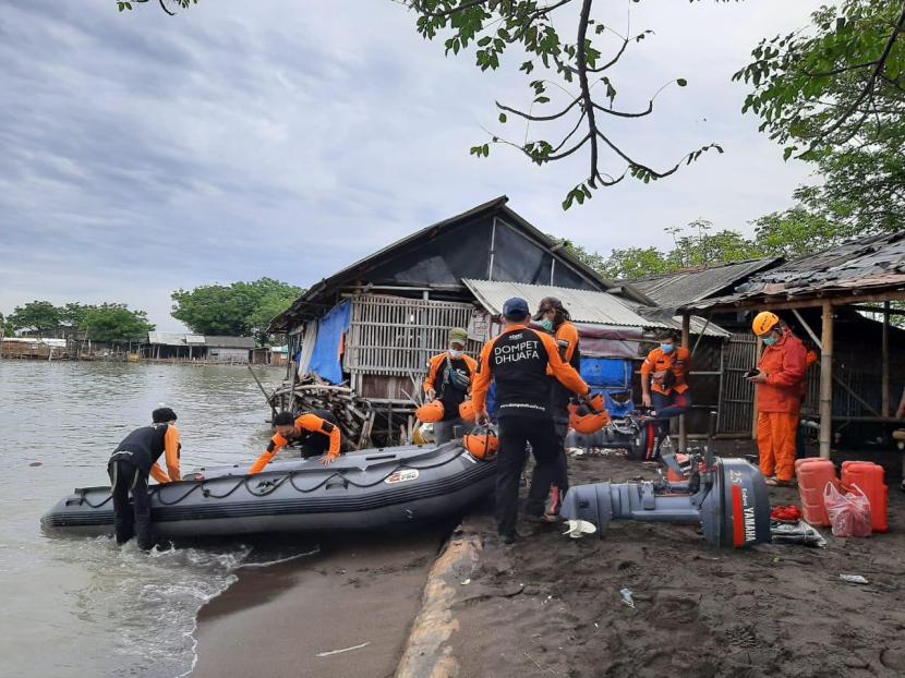 Tim SAR DMC Dompet Dhuafa bersiap melakukan pencarian korban jatuhnya pesawat Sriwijaya Air SJ182 di kepulauan seribu, Ahad (9/1/2021).