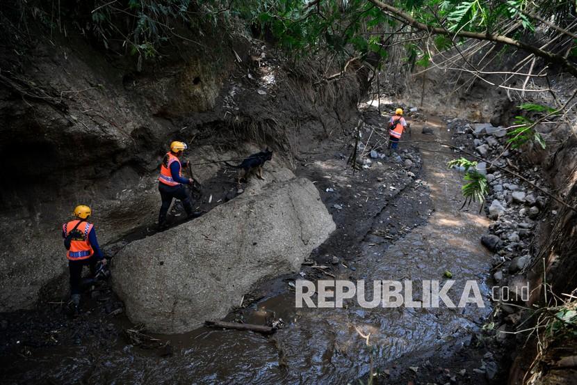 Tim SAR gabungan memperluas pencarian ayah dan anak yang dilaporkan hilang terseret arus banjir kali Wolowona di Kabupaten Ende Provinsi Nusa Tenggara Timur.
