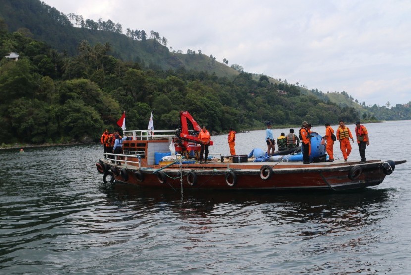 Tim SAR gabungan berada di atas kapal yang dilengkapi rangkaian alat multibeam side scan sonar, saat melakukan proses pencarian korban tenggelamnya KM Sinar Bangun di Danau Toba, Simalungun, Sumatera Utara, Jumat (22/6).