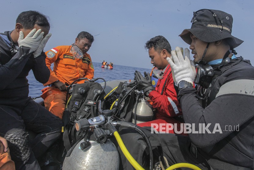 Tim SAR gabungan berdoa bersama sebelum melakukan pencarian kotak hitam (black box) pesawat Lion Air bernomor registrasi PK-LQP dengan nomor penerbangan JT 610 di perairan Tanjung Karawang, Jakarta, Kamis (1/11/2018). 