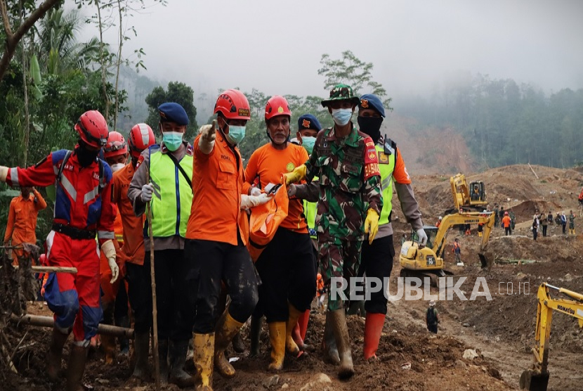 Tim Sar Gabungan berhasil menemukan dua jenazah korban tanah longsor di Desa Pandanarum, Kecamatan Pandanarum, Kabupaten Banjarnegara, Jawa Tengah. Data per Sabtu (22/11), penemuan tersebut menambah jumlah korban meninggal menjadi 12 orang, termasuk dua bagian tubuh yang sebelumnya telah ditemukan. Sementara itu, 16 orang lainnya masih dinyatakan hilang.