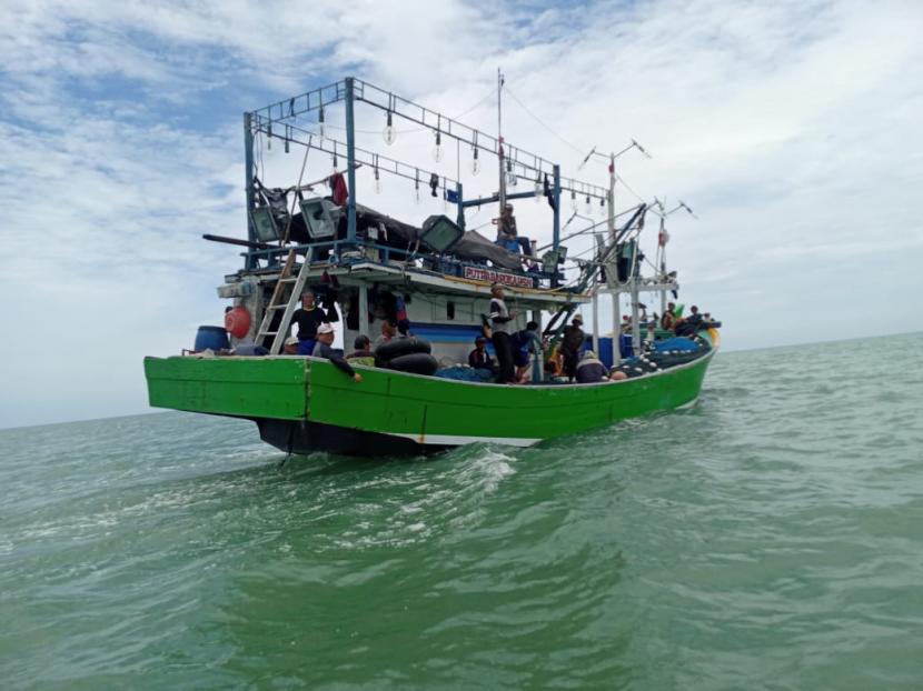 Tim SAR Gabungan berhasil menemukan KM Putra Barokah SN dan 19 awaknya dalam kondisi selamat, di perairan Karawang, Selasa (8/3). Kapal itu sebelumnya dinyatakan hilang kontak di perairan Indramayu.