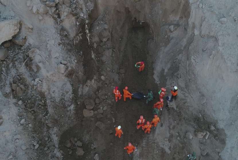 Tim SAR gabungan berhasil menemukan tiga korban yang tertimbun tanah longsor di Dompo Indah, Kecamatan Kayangan, Kabupaten Lombok Utara, Nusa Tenggara Barat (NTB), Kamis (16/8).