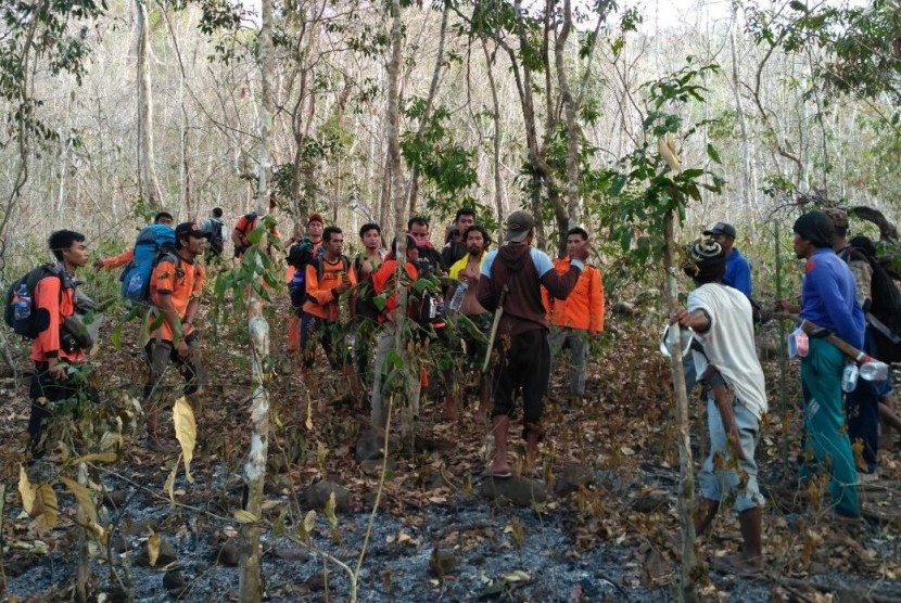 Tim Sar gabungan berhasil menemukan warga Dasan Geang, Kelurahan Kumbasari, Kecamatan Selong, Kabupaten Lombok Timur, Nusa Tenggara Barat (NTB), Awan (35) yang dilaporkan hilang saat berburu di Bukit Desa Sambelia, Kecamatan Sambelia, Lombok Timur, NTB, Senin (9/10).