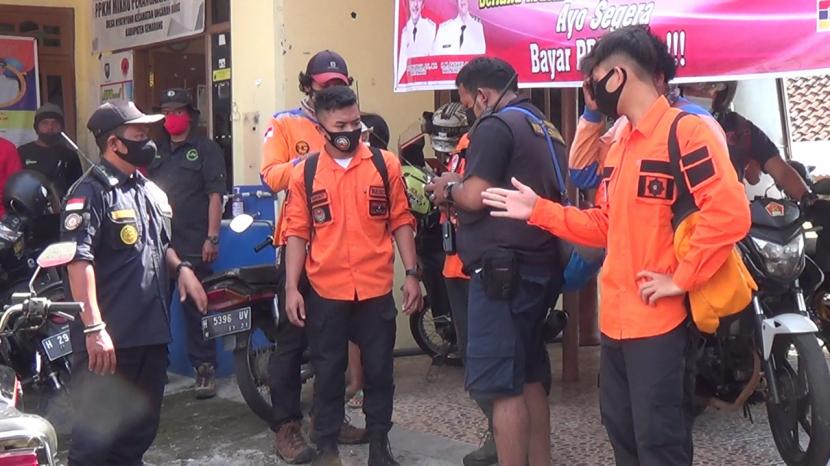 Tim SAR Gabungan berkoordinasi sebelum melanjutkan upaya pencarian terhadap tiga orang peziarah yang dilaporkan sudah dua hari tersesat di lereng gunung Ungaran, Kabupaten Semarang, wilayah Desa Nyatnono, Jumat (6/8).