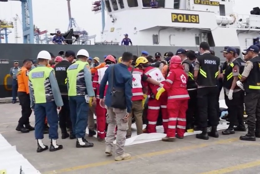 Tim Sar gabungan beserta pihak berwenang sedang memeriksa barang bukti yang dibawa dari lokasi jatuhnya pesawat Lion Air JT610 di Posko Evakuasi Tanjung Priok.